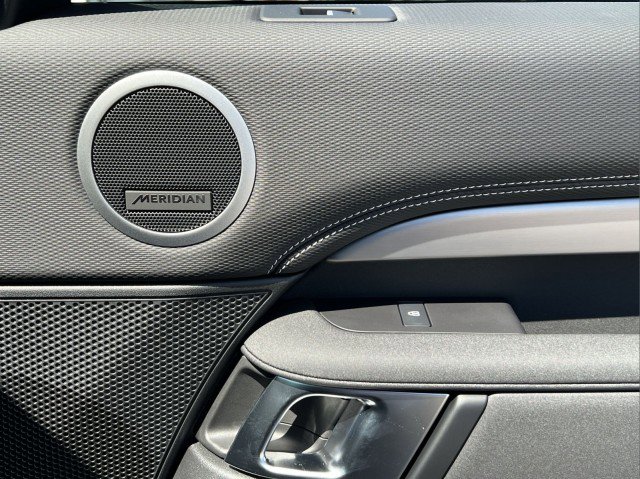 New 2025 Land Rover Discovery Dynamic SE image 22