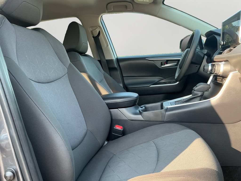 Used 2025 Toyota RAV4 XLE AWD/4WD image 12