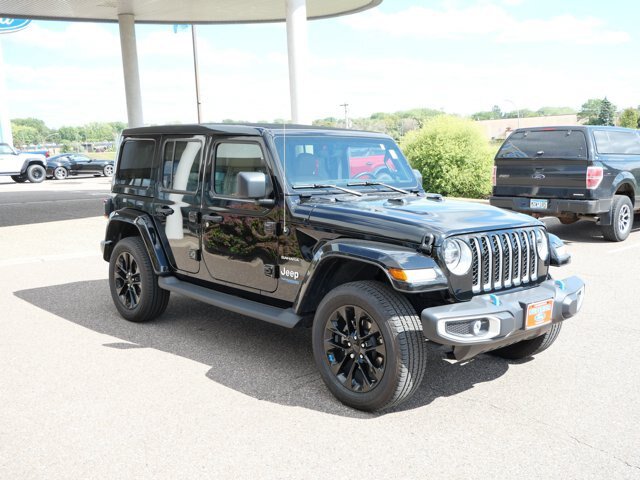 Used 2022 Jeep Wrangler Unlimited Sahara w/ Cold Weather Group AWD/4WD image 3