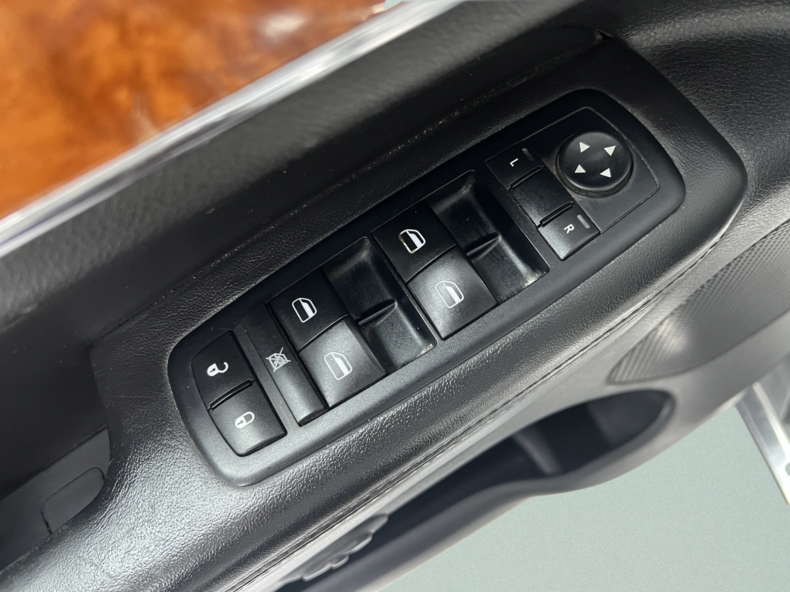 Used 2011 Jeep Grand Cherokee Overland AWD/4WD image 15