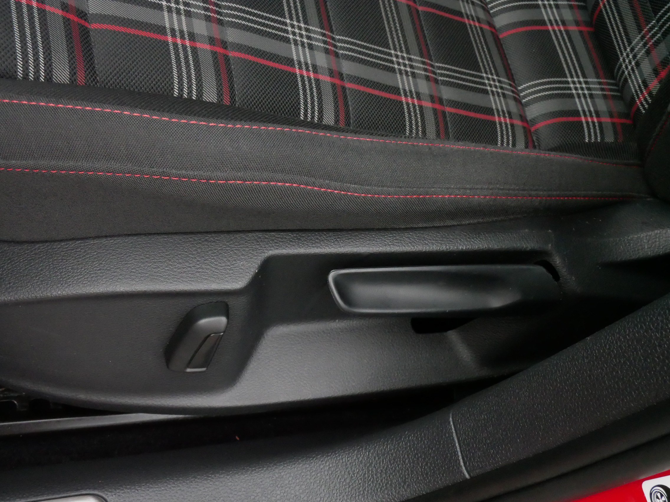 Used 2018 Volkswagen GTI SE FWD image 20