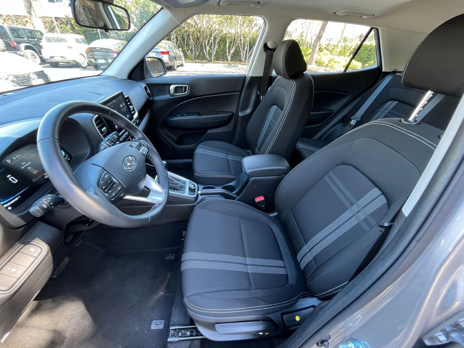 Used 2025 Hyundai Venue SEL image 25