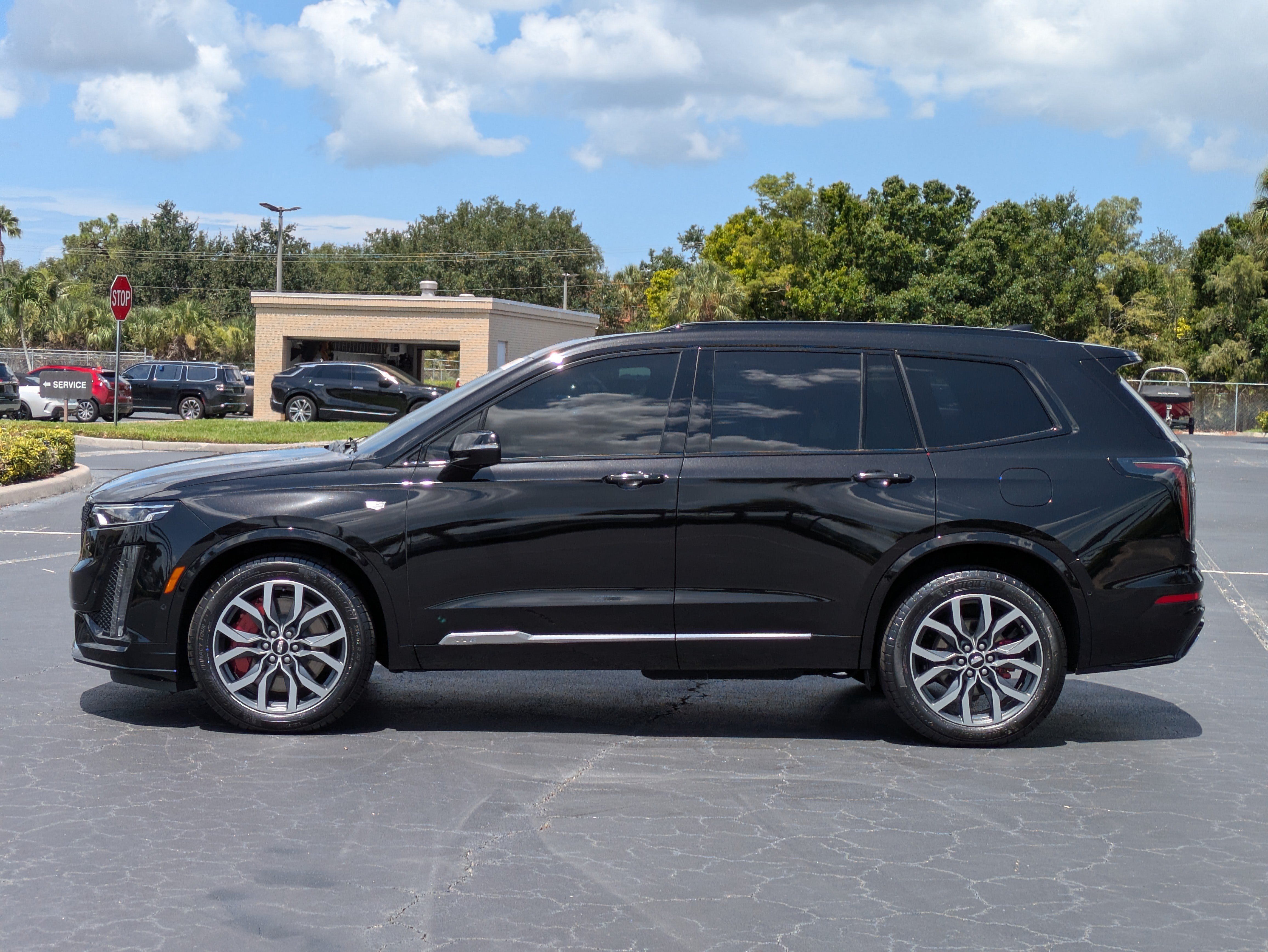 Used 2023 Cadillac XT6 Sport w/ Technology Package AWD/4WD image 3