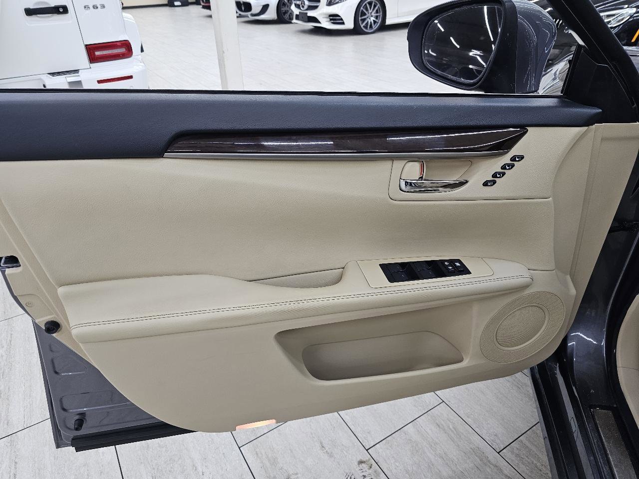 Used 2014 Lexus ES 350 w/ Luxury Package FWD image 39