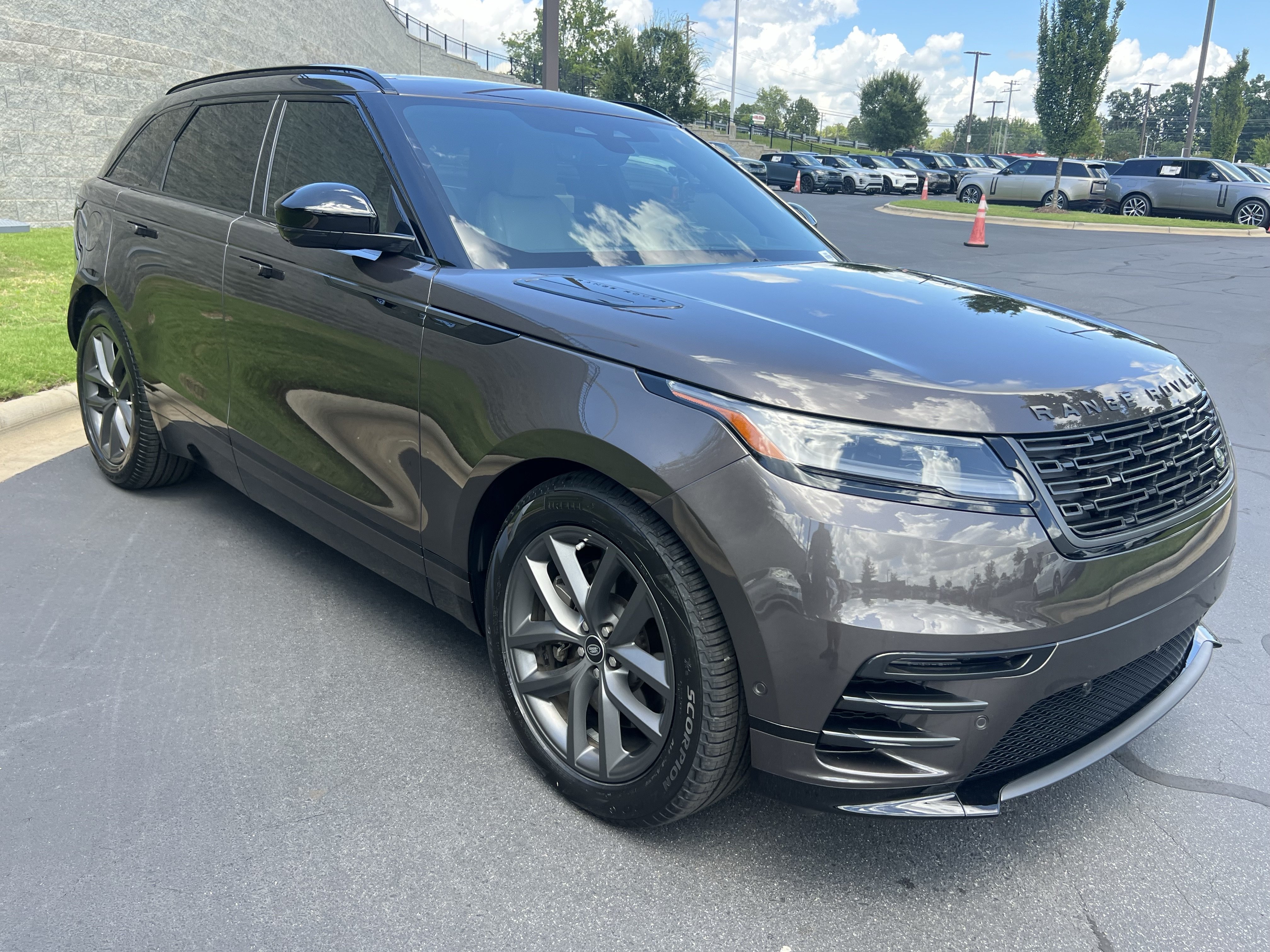Certified 2026 Land Rover Range Rover Velar Dynamic SE AWD/4WD image 9