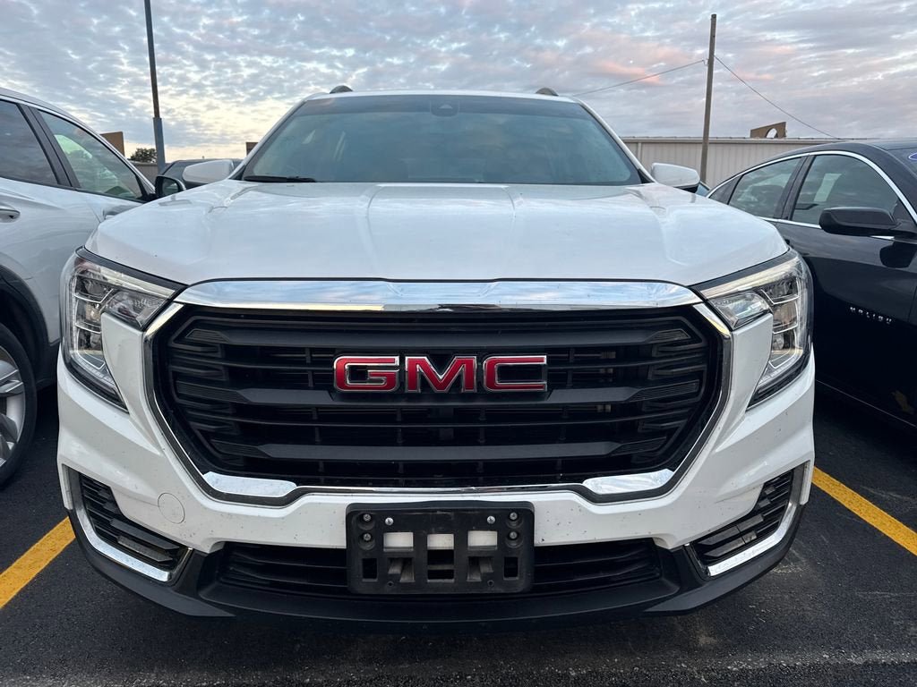 Used 2023 GMC Terrain SLE w/ Driver Convenience Package FWD image 2