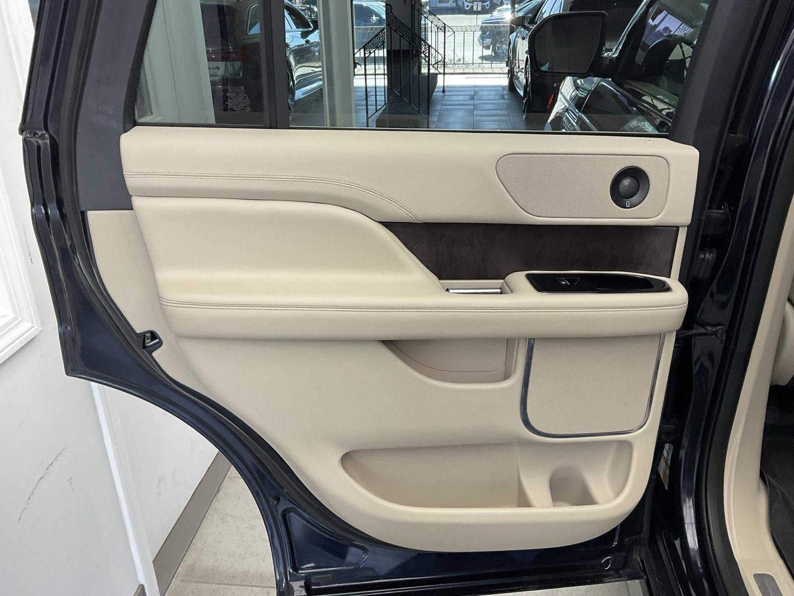 Used 2021 Lincoln Navigator Reserve AWD/4WD image 11