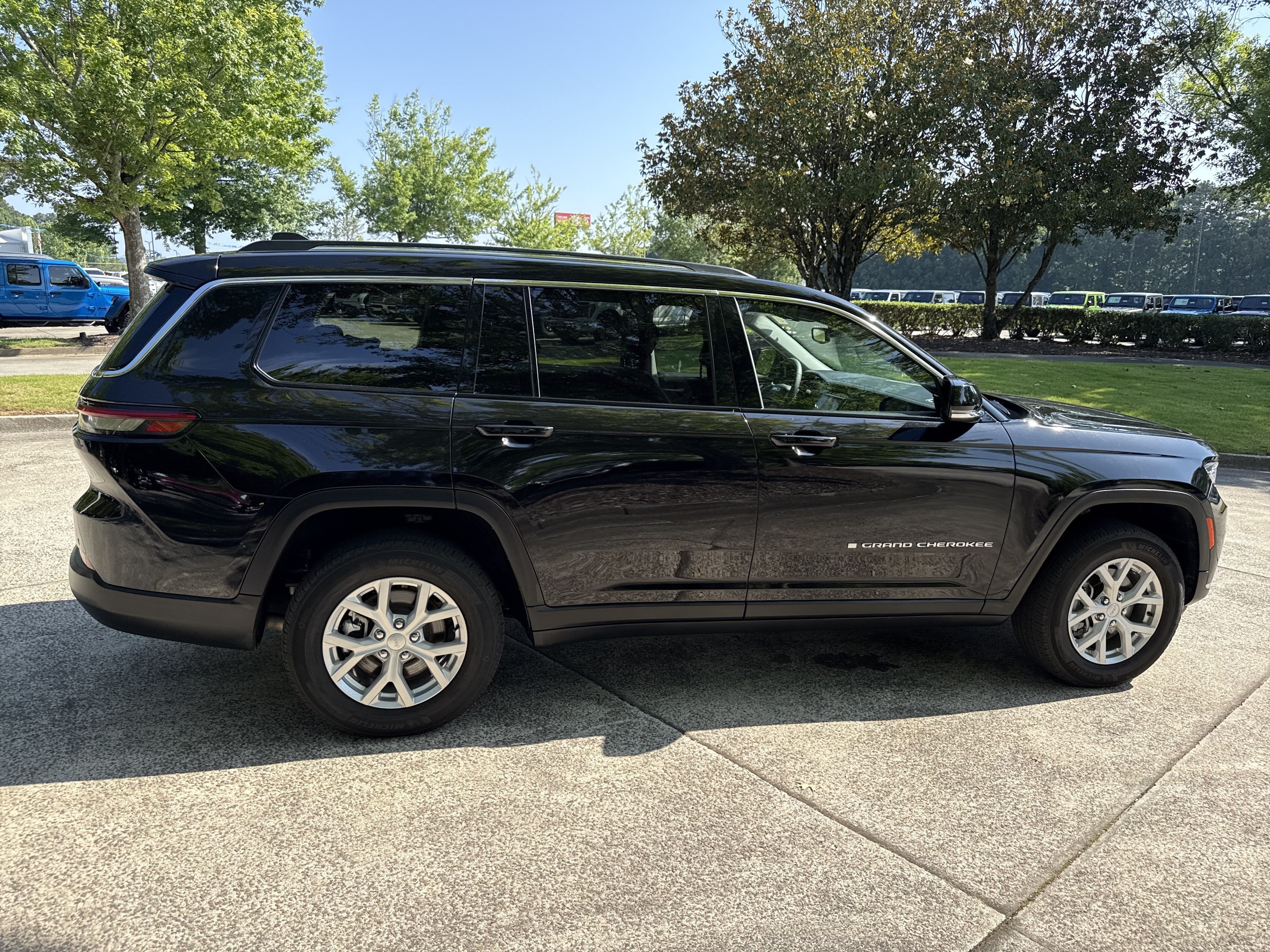 Used 2023 Jeep Grand Cherokee L Limited AWD/4WD image 8