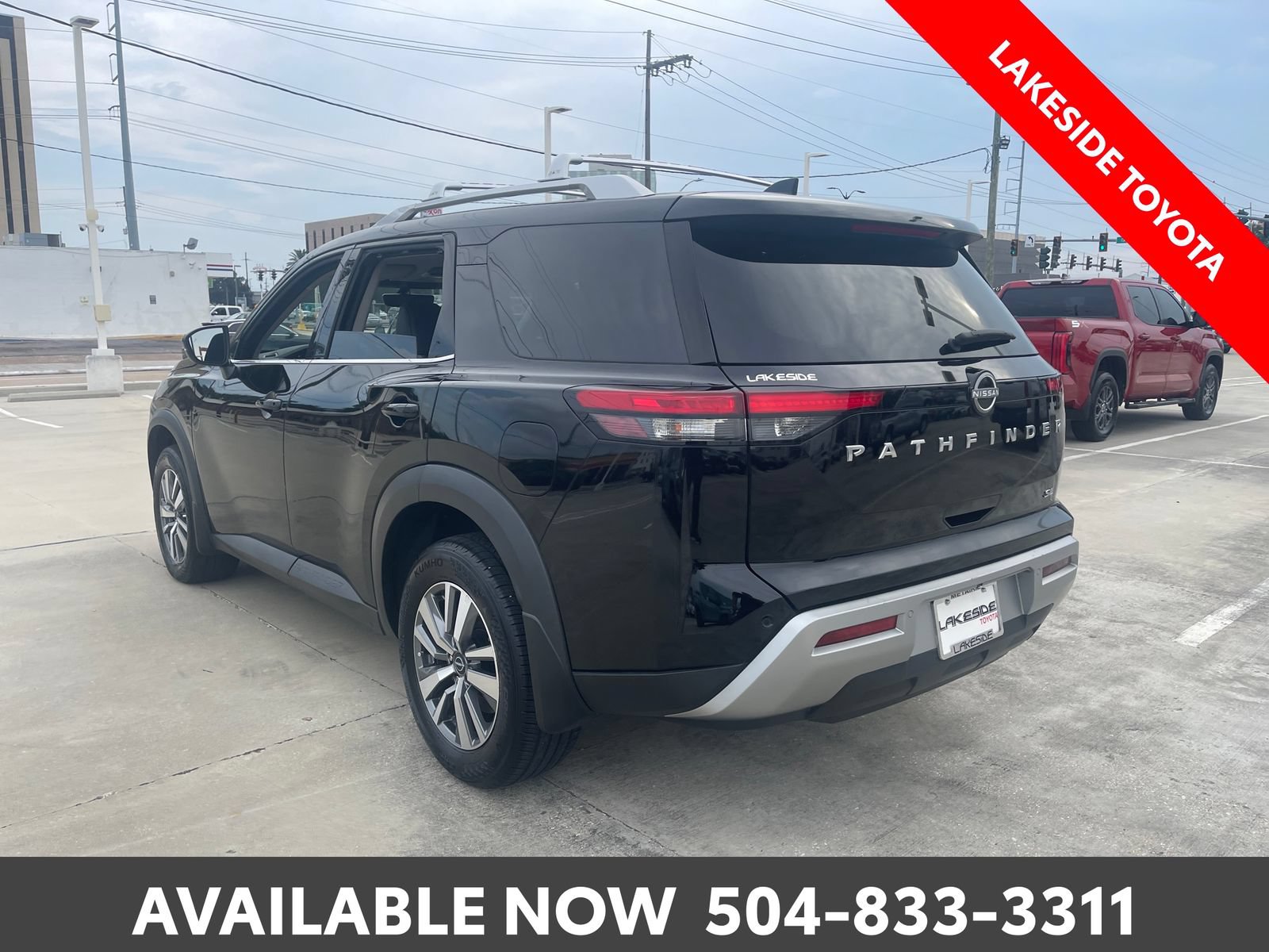 Used 2024 Nissan Pathfinder SL FWD image 3