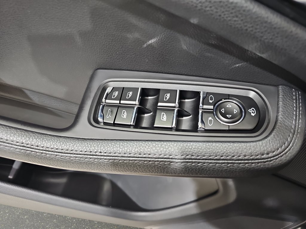 Used 2023 Porsche Macan Turbo AWD/4WD image 31