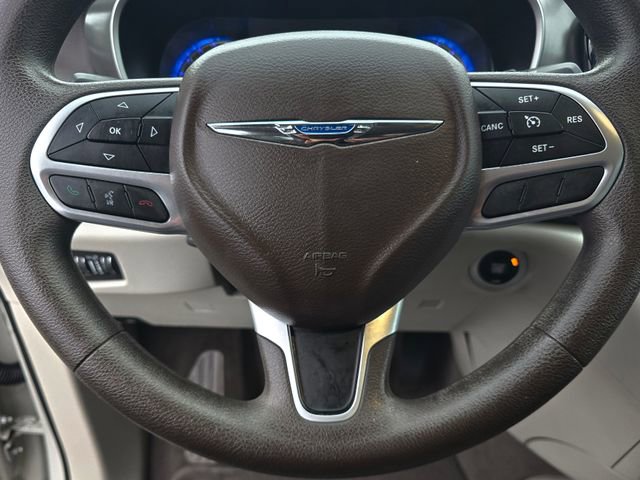Used 2017 Chrysler Pacifica Touring w/ Tire & Wheel Group FWD image 14