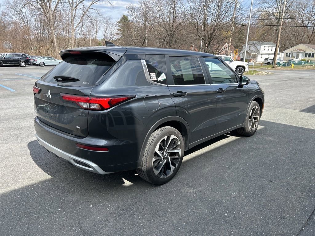 Used 2024 Mitsubishi Outlander SE image 5