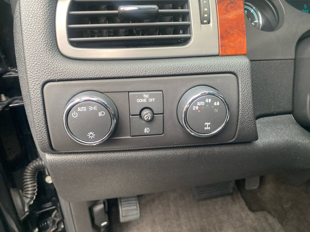 Used 2011 Chevrolet Avalanche LTZ image 13