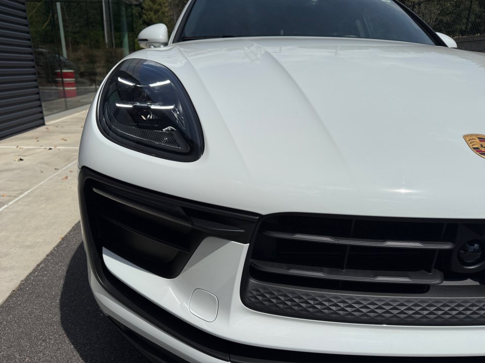 Certified 2026 Porsche Macan AWD/4WD image 13