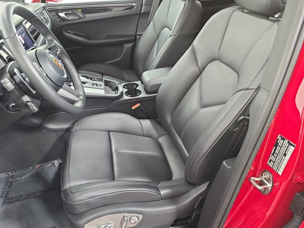 Certified 2026 Porsche Macan AWD/4WD image 5