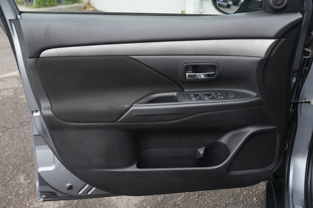 Used 2016 Mitsubishi Outlander SE AWD/4WD image 17