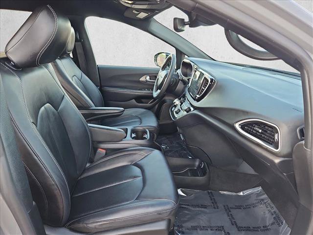 Used 2025 Chrysler Pacifica Select FWD image 24