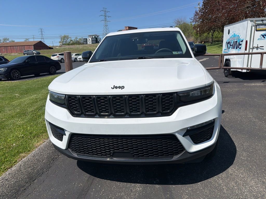 Used 2023 Jeep Grand Cherokee Limited w/ Black Appearance Package image 10