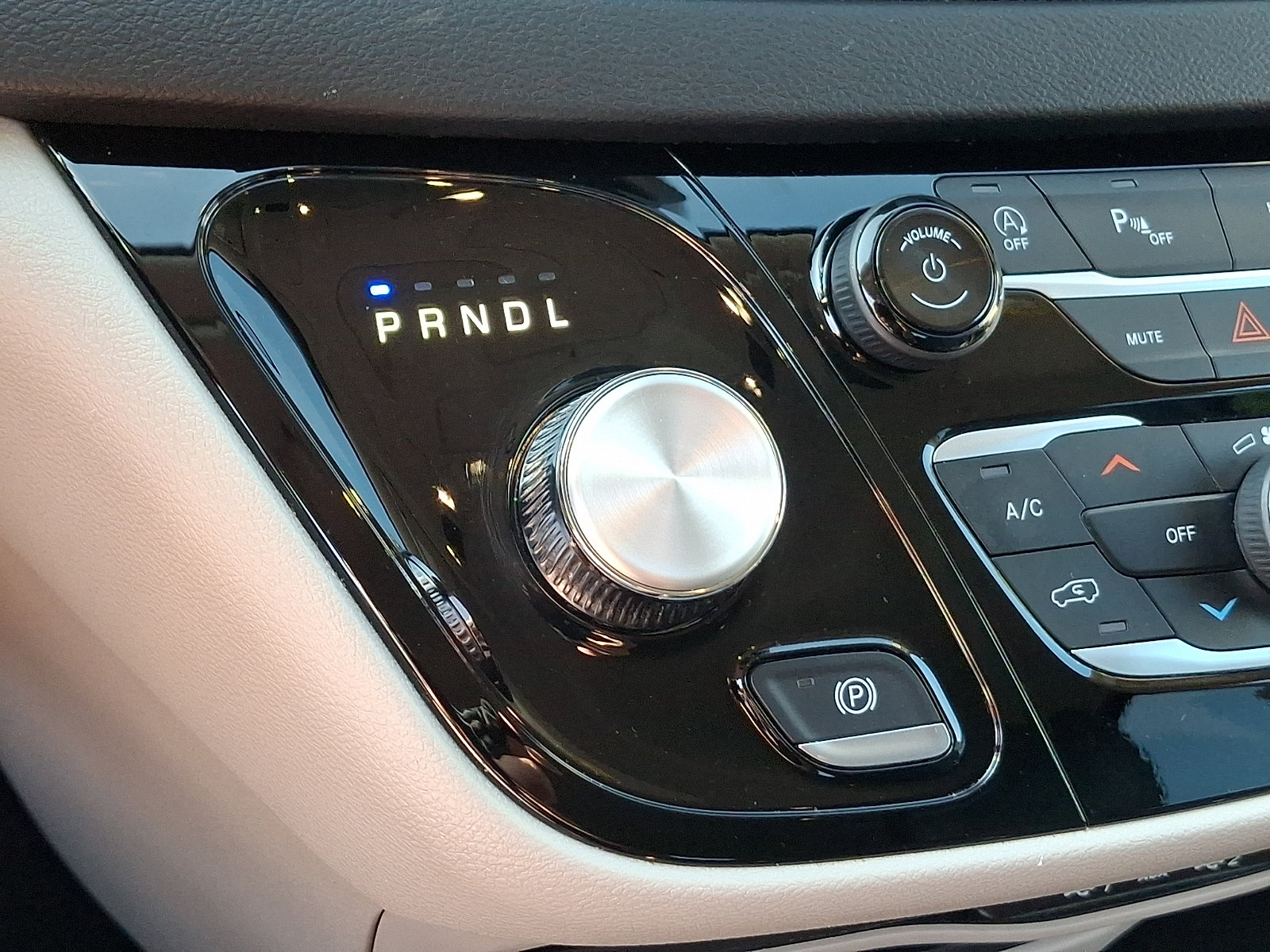Used 2024 Chrysler Pacifica Touring-L FWD image 16
