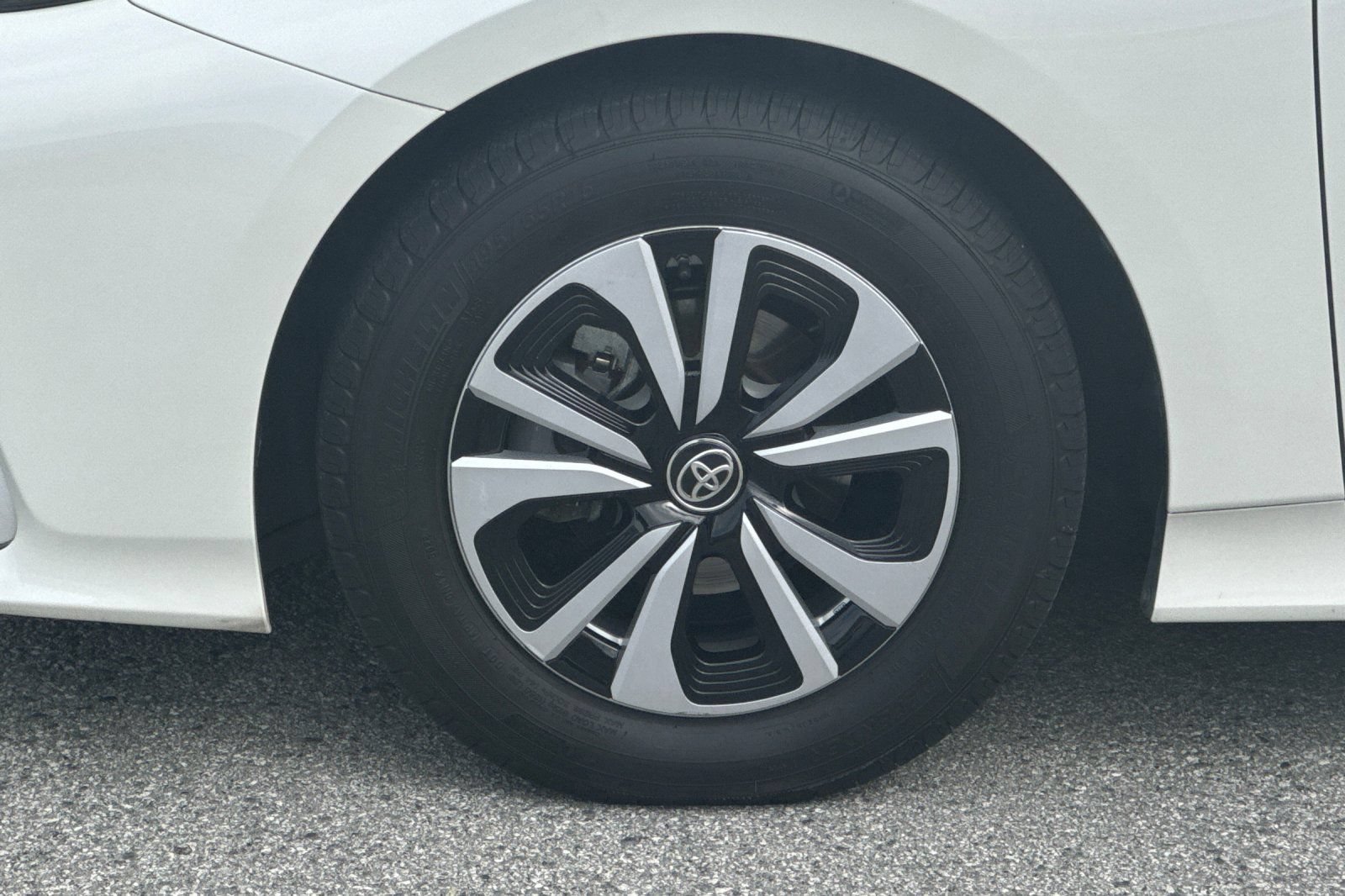 Used 2017 Toyota Prius Prime Premium FWD image 26