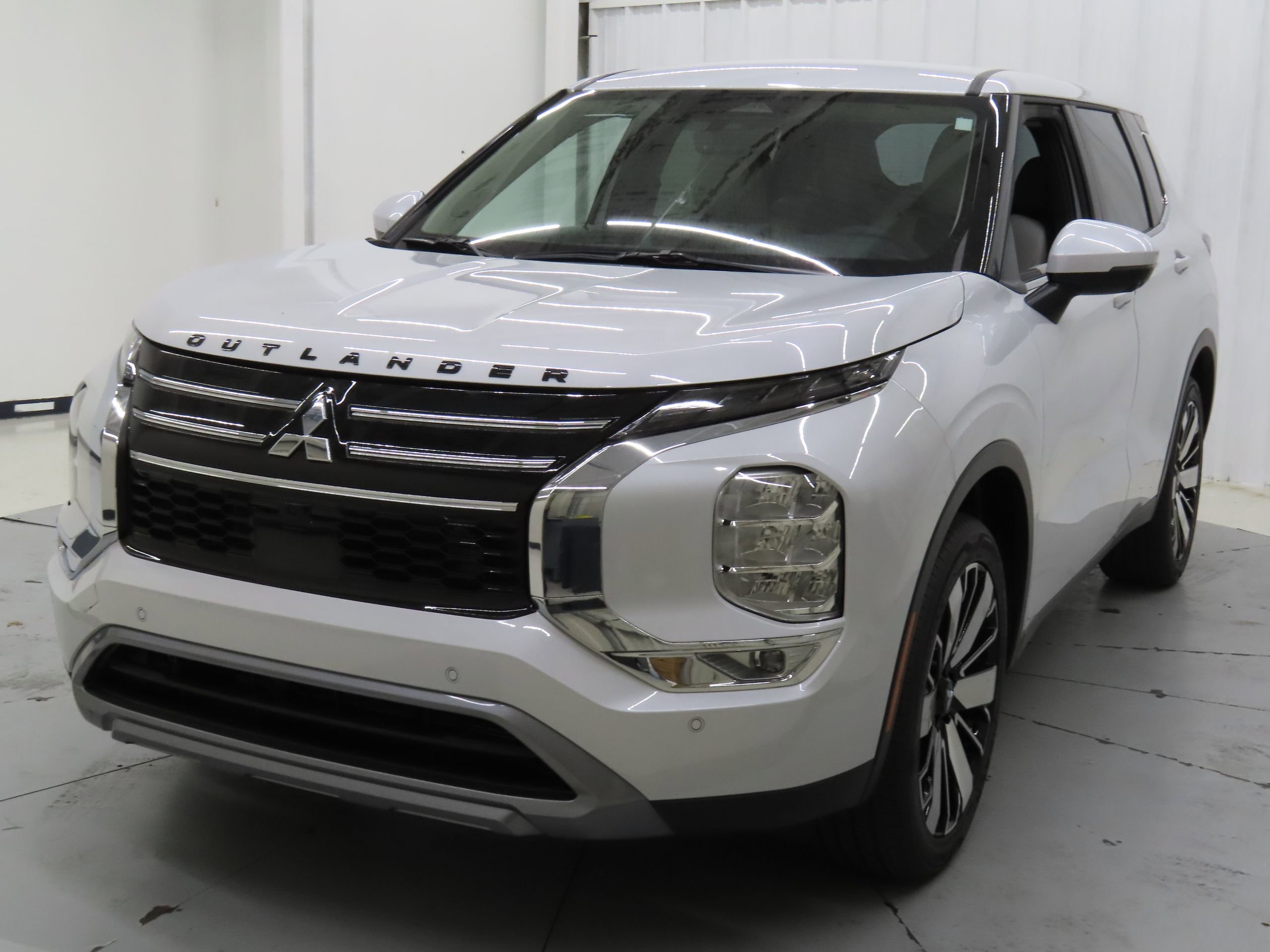 New 2025 Mitsubishi Outlander SE image 4