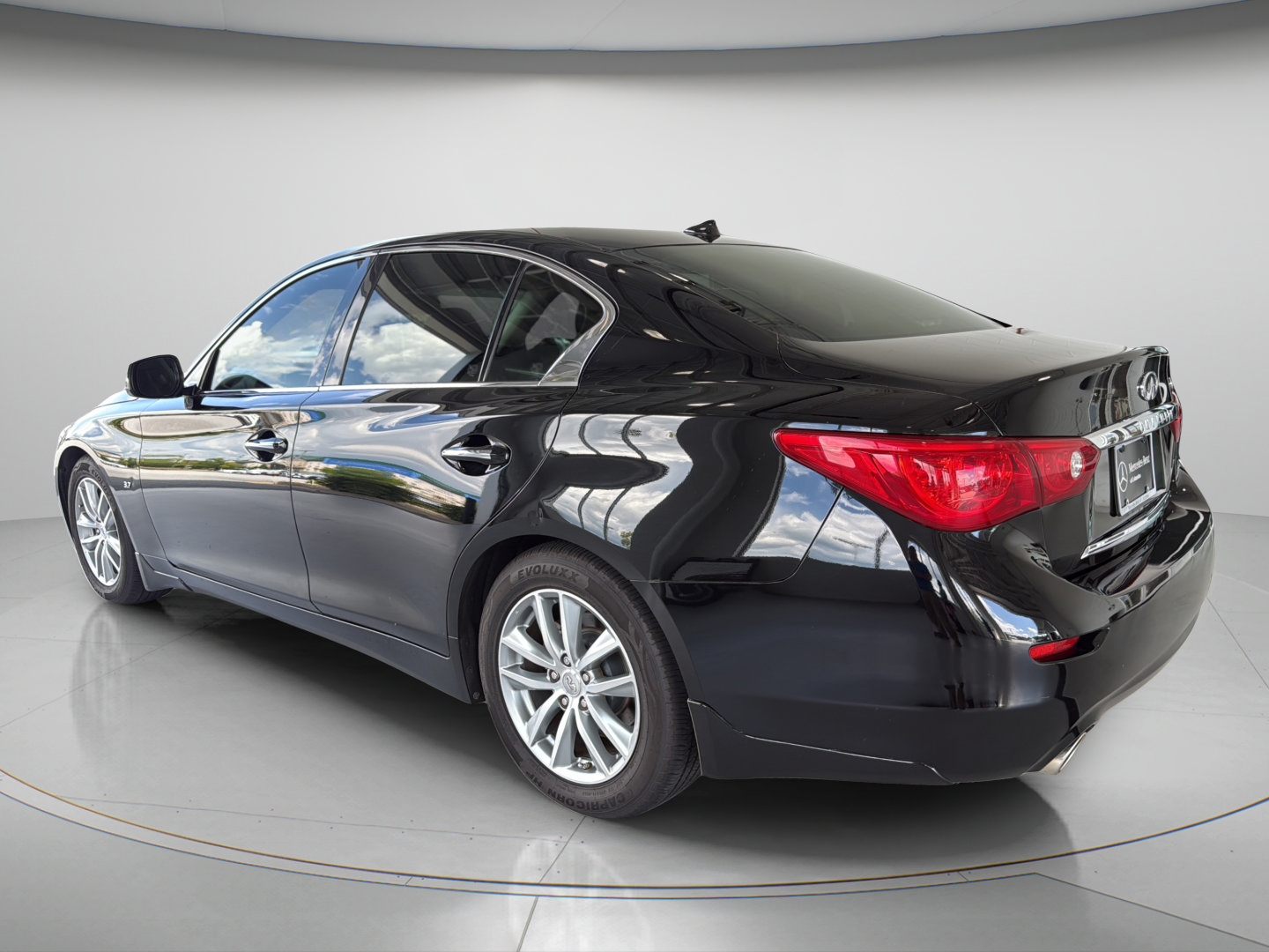 Used 2015 INFINITI Q50 Premium w/ Navigation Package RWD image 3