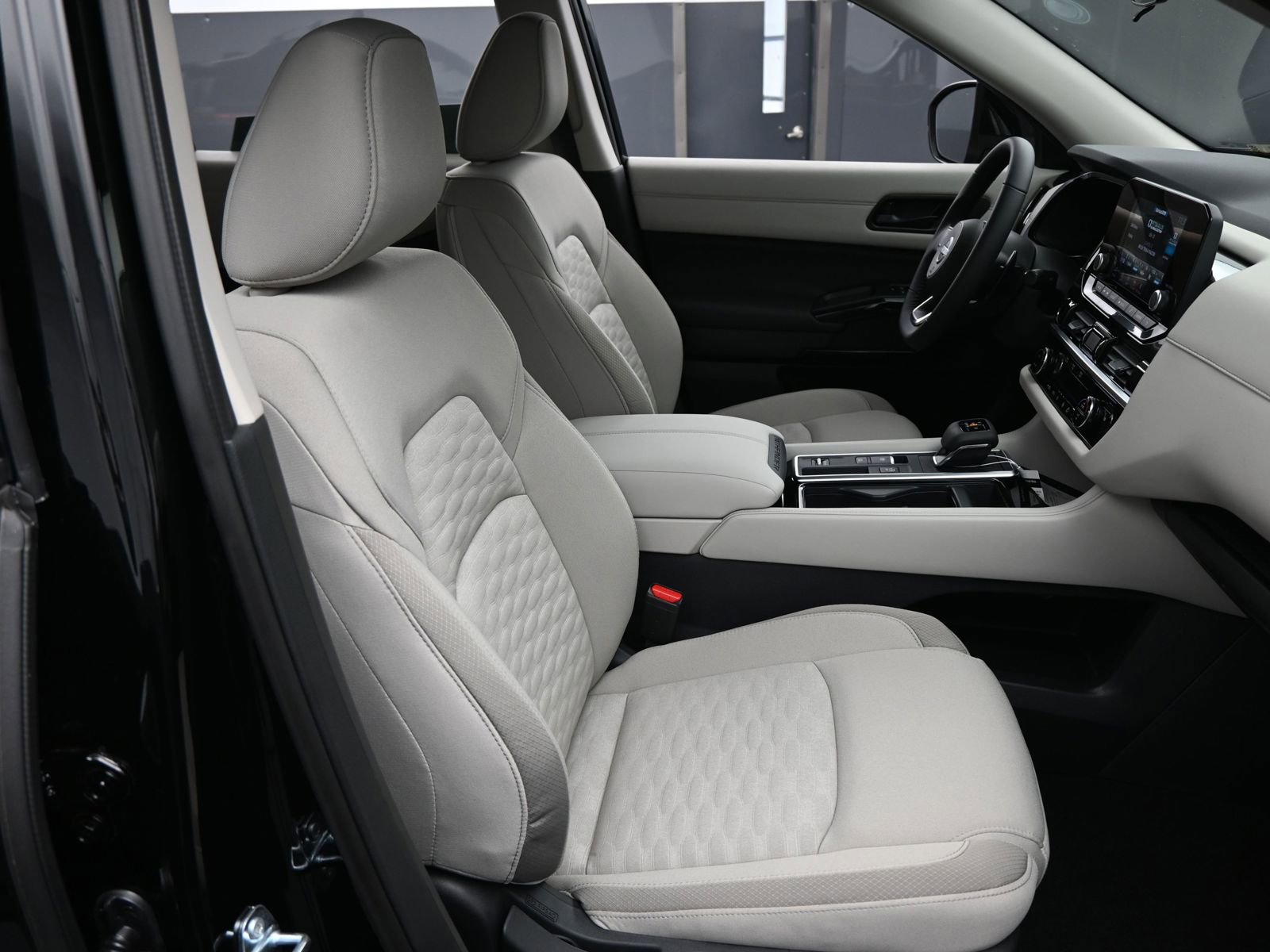 Used 2025 Nissan Pathfinder SV image 15