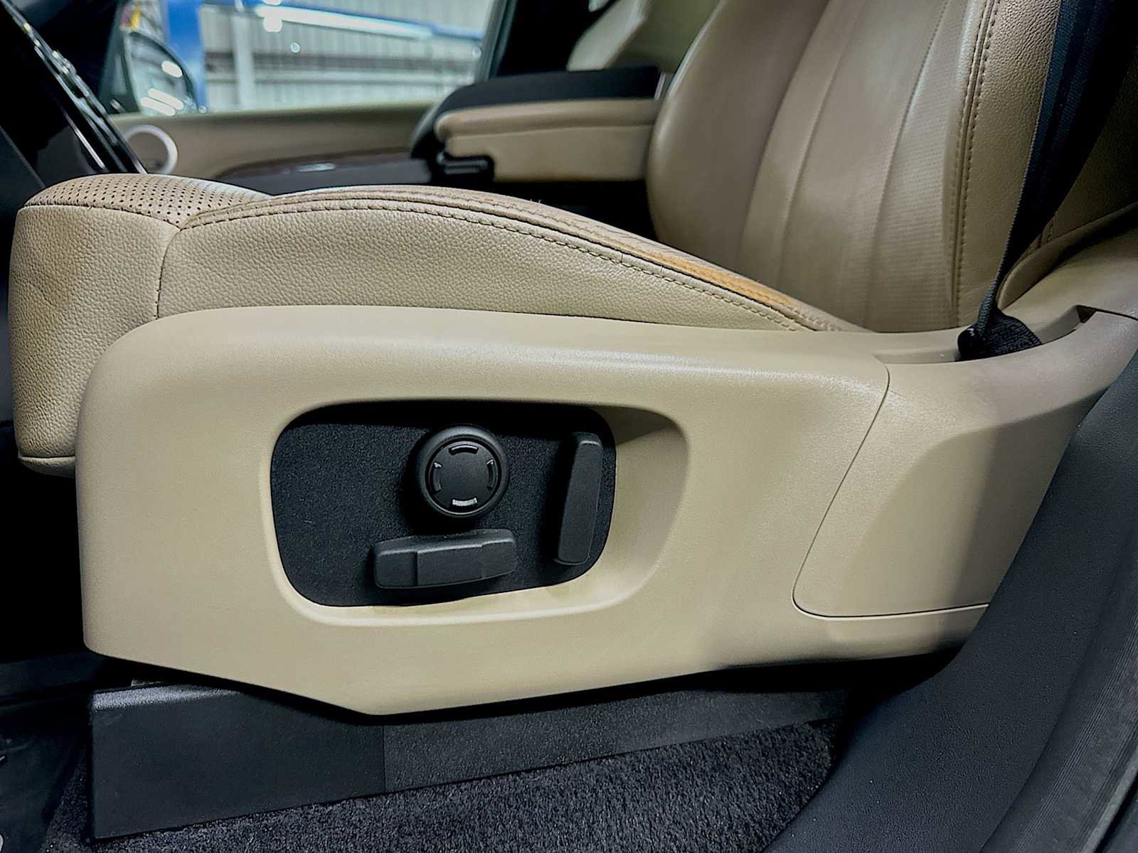 Used 2018 Land Rover Discovery SE image 14