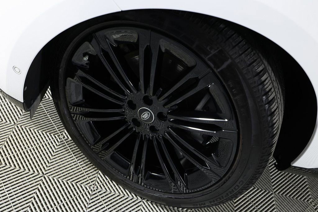 Used 2025 Land Rover Range Rover SE image 47