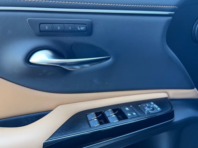 Used 2025 Lexus ES 300h w/ Premium Package FWD image 34