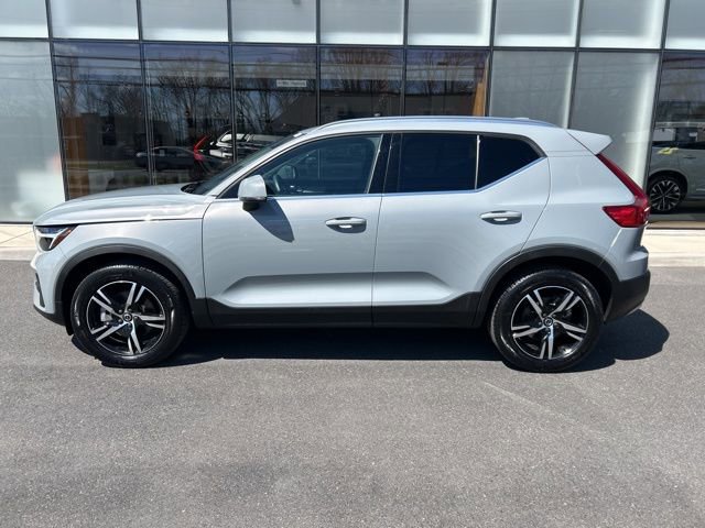 Used 2025 Volvo XC40 B5 Core AWD/4WD image 2