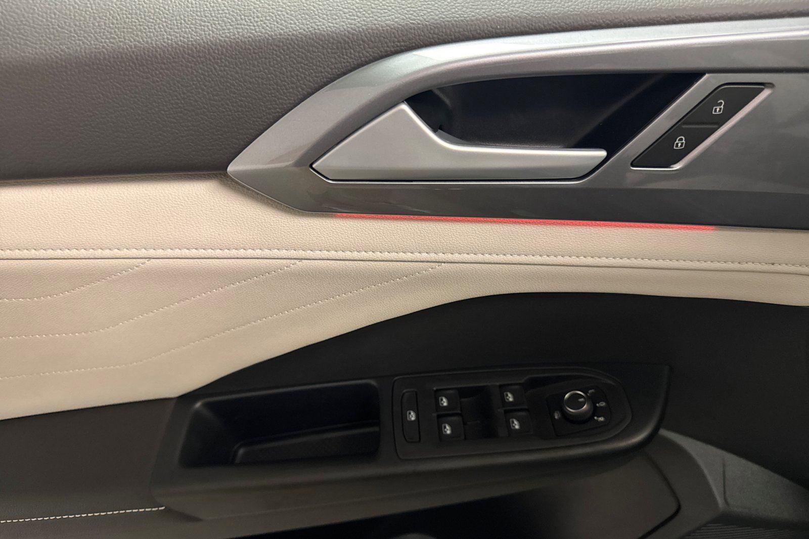 New 2025 Volkswagen Taos SEL image 10