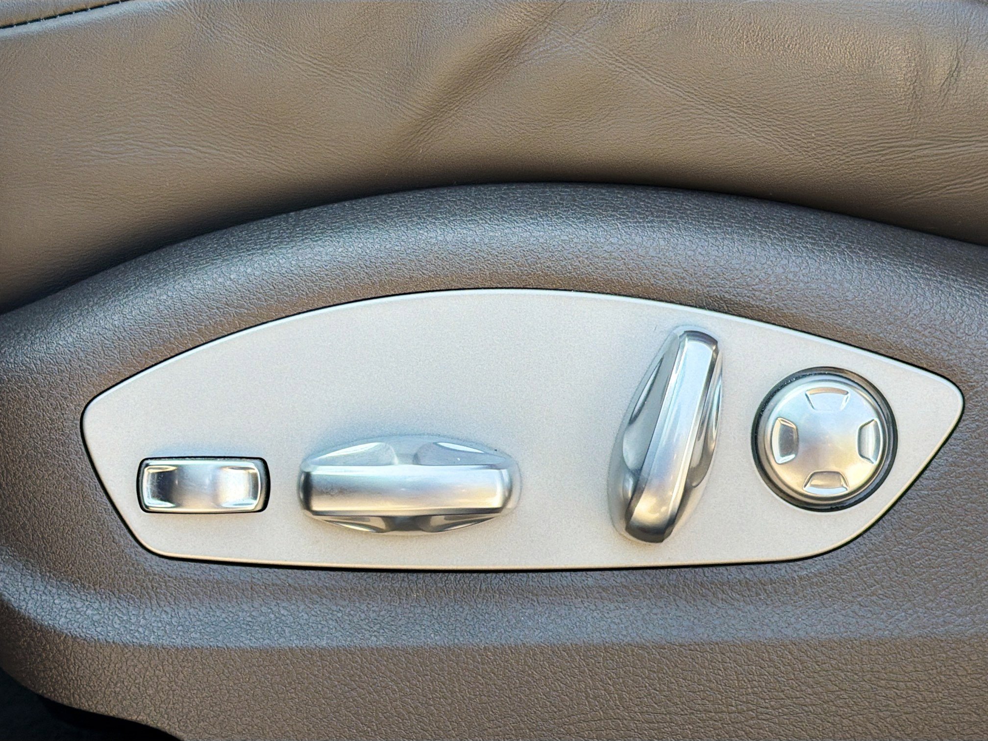 Used 2024 Porsche Macan image 25