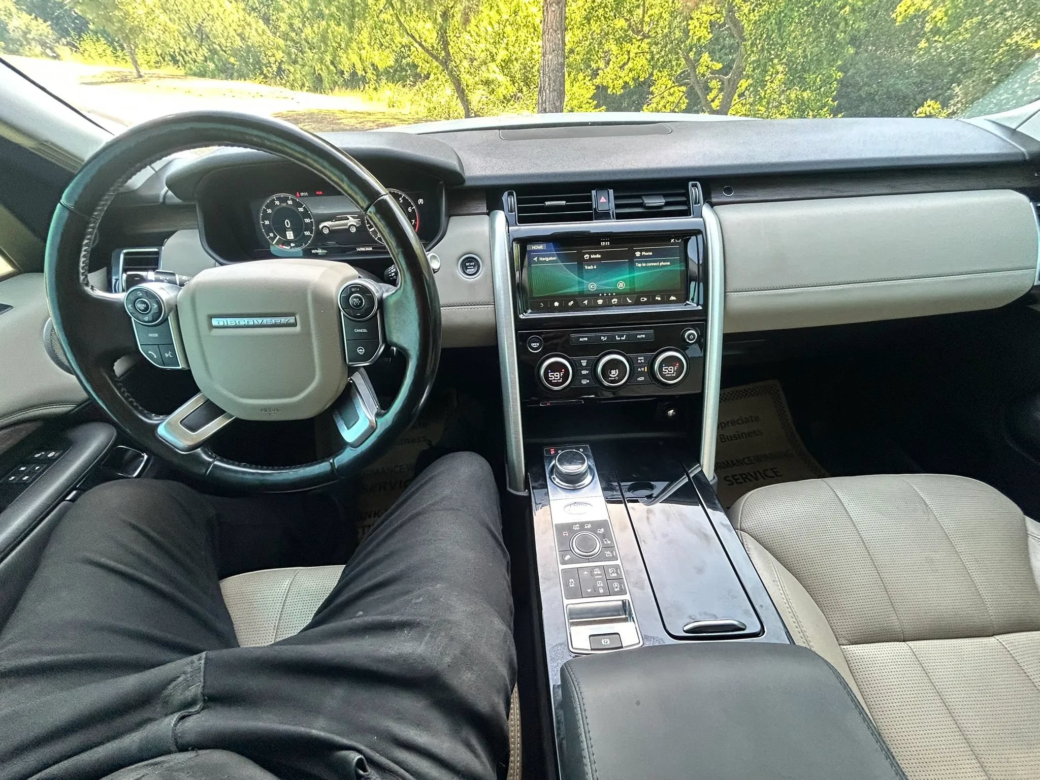 Used 2018 Land Rover Discovery HSE AWD/4WD image 17