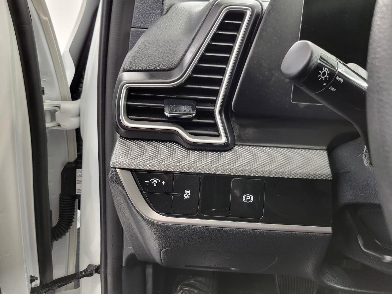 Used 2025 Kia Sportage LX image 10