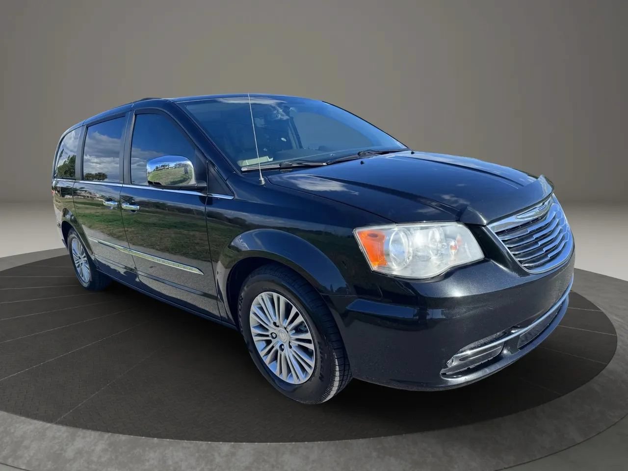 Used 2014 Chrysler Town & Country Touring-L w/ Driver Convenience Group FWD image 2