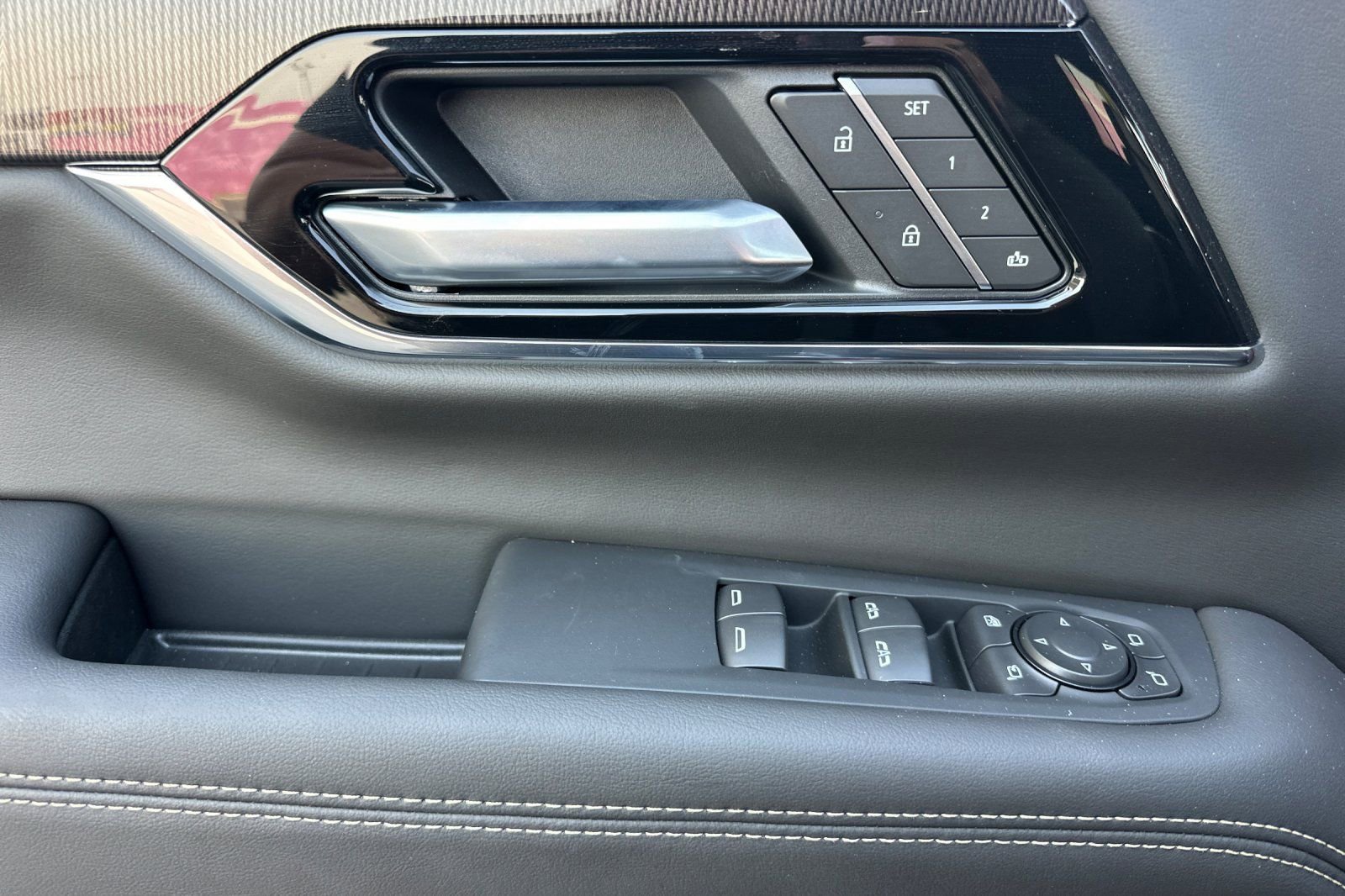 Used 2025 GMC Yukon XL Elevation image 9