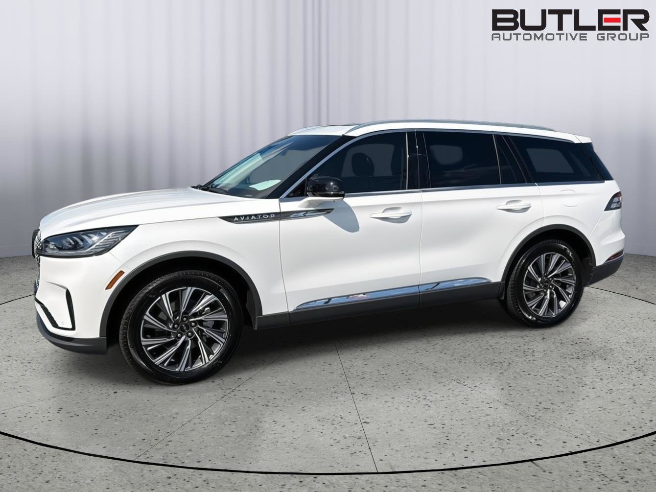 Used 2026 Lincoln Aviator AWD image 3