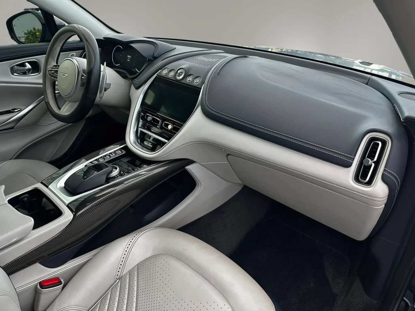 Used 2021 Aston Martin DBX AWD/4WD image 14