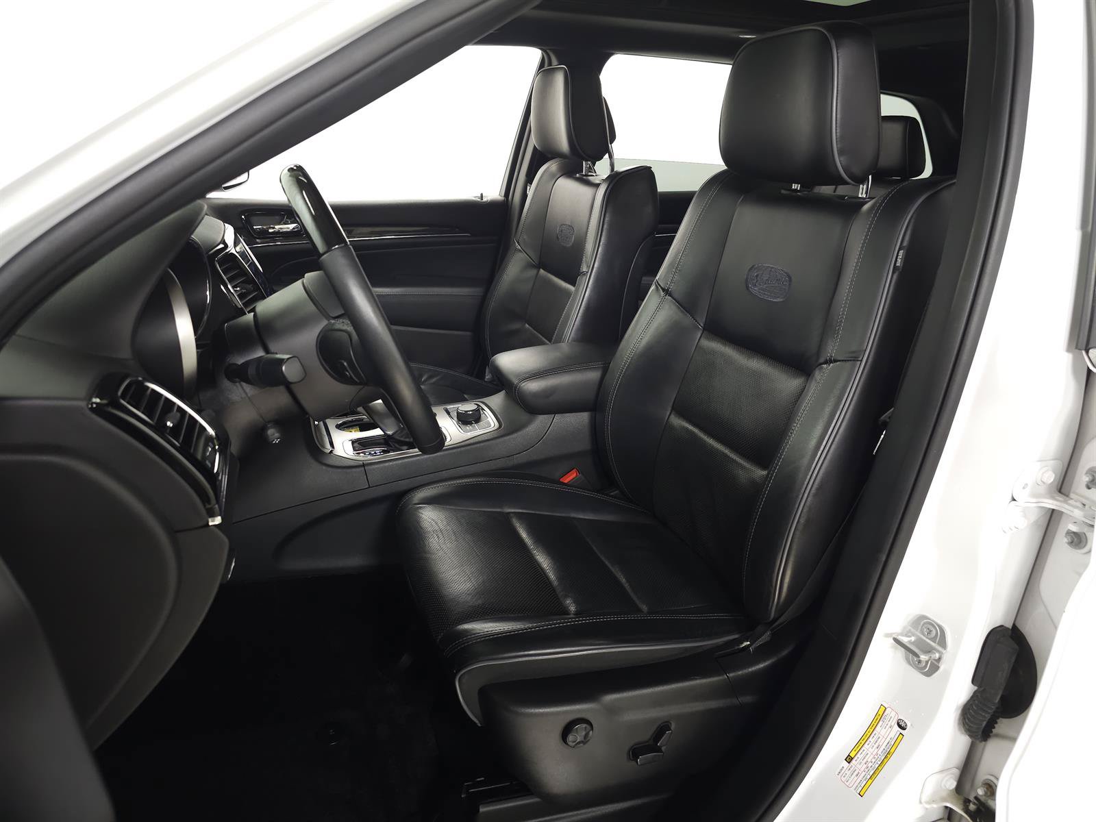 Used 2019 Jeep Grand Cherokee Overland AWD/4WD image 18