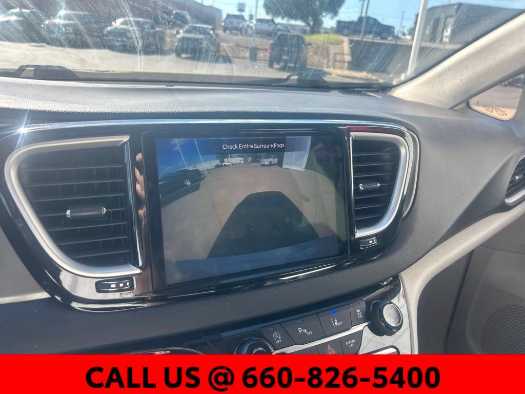 Used 2023 Chrysler Pacifica Touring-L FWD image 15
