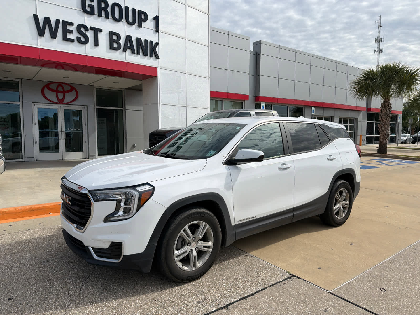Used 2024 GMC Terrain SLE FWD image 5