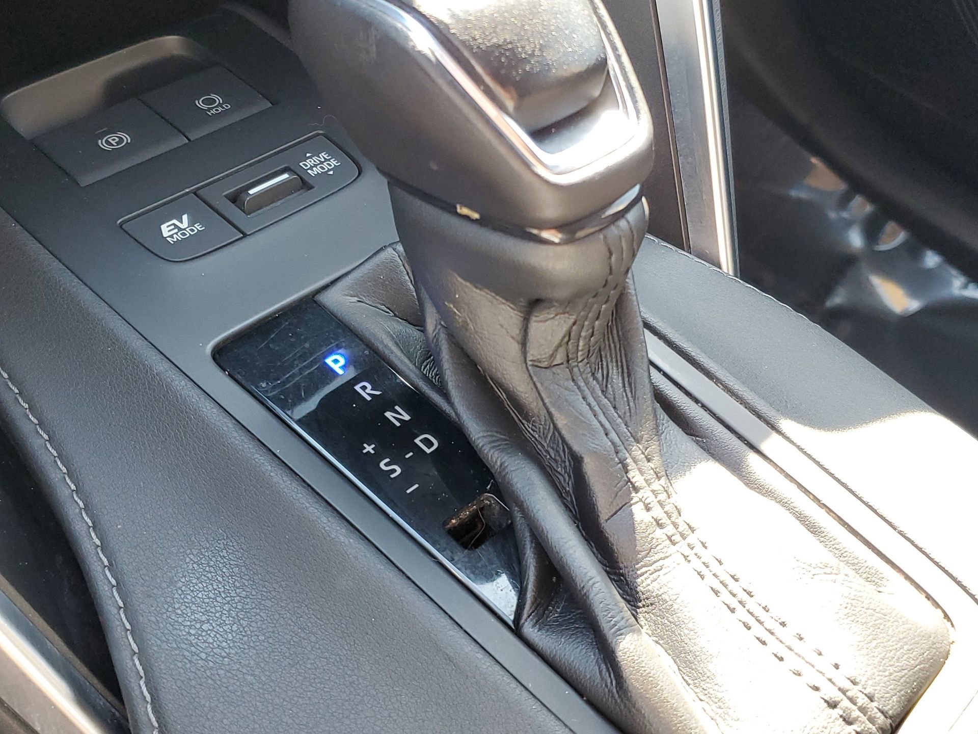 Used 2021 Toyota Venza LE image 31