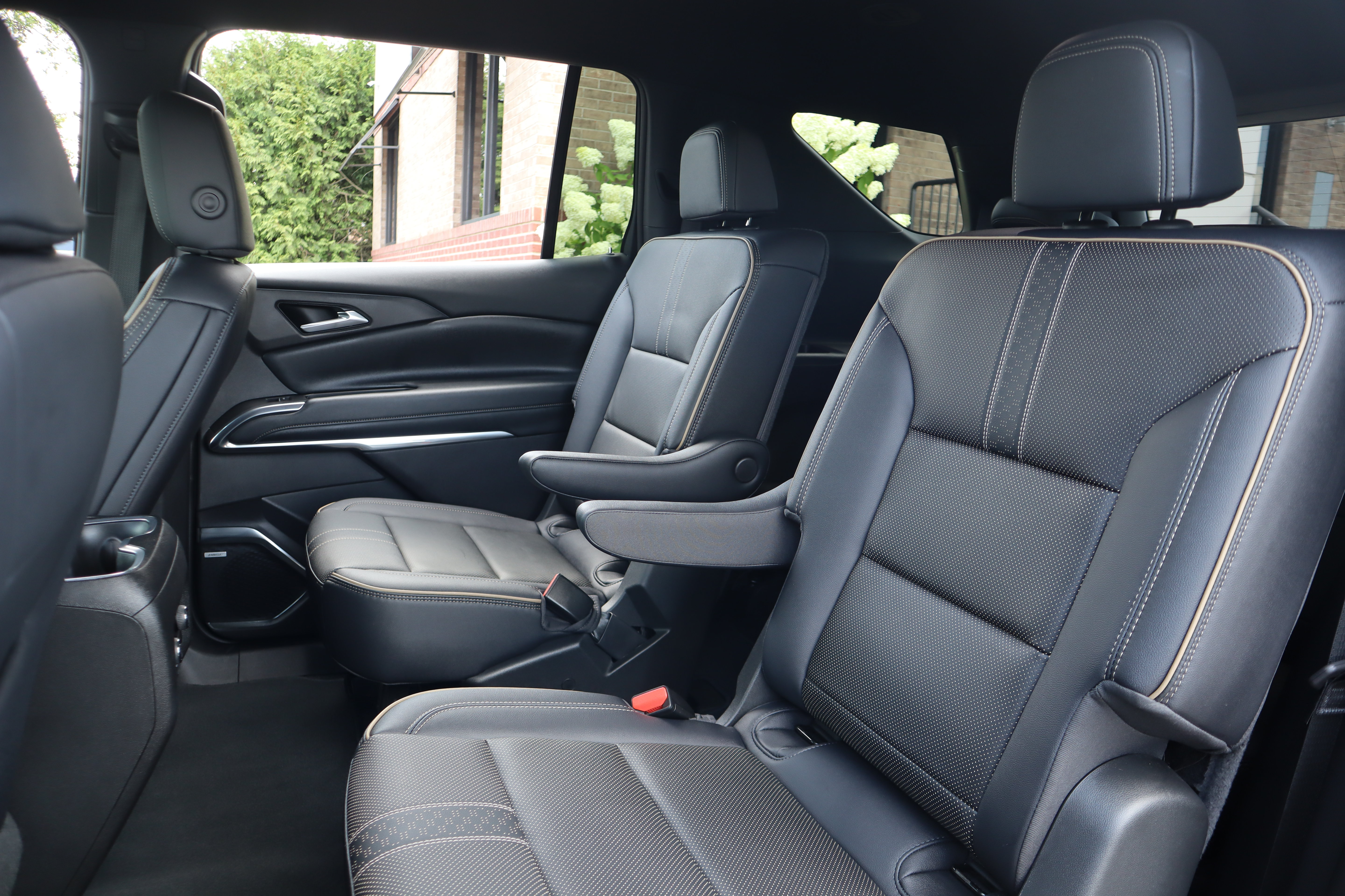 Used 2025 Chevrolet Traverse High Country FWD image 32