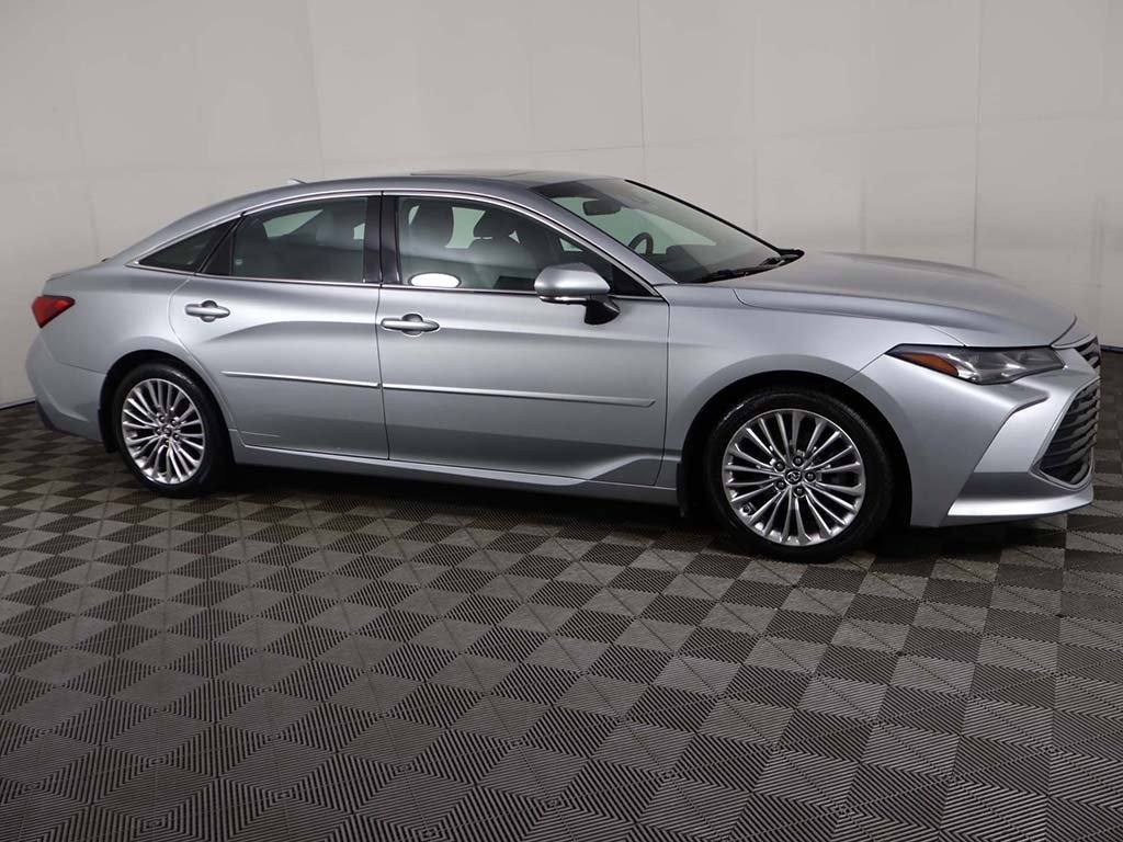 Used 2019 Toyota Avalon Limited image 22