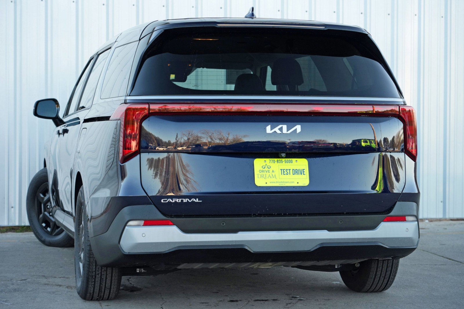 Used 2025 Kia Carnival FWD image 6