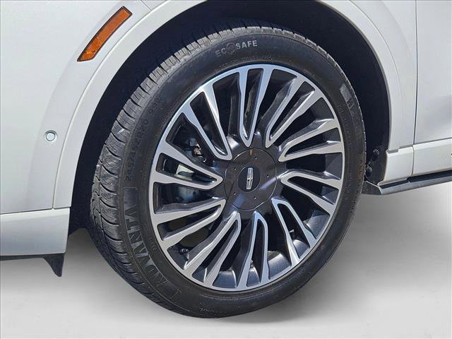 Used 2021 Lincoln Corsair Reserve w/ Equipment Group 201A image 15