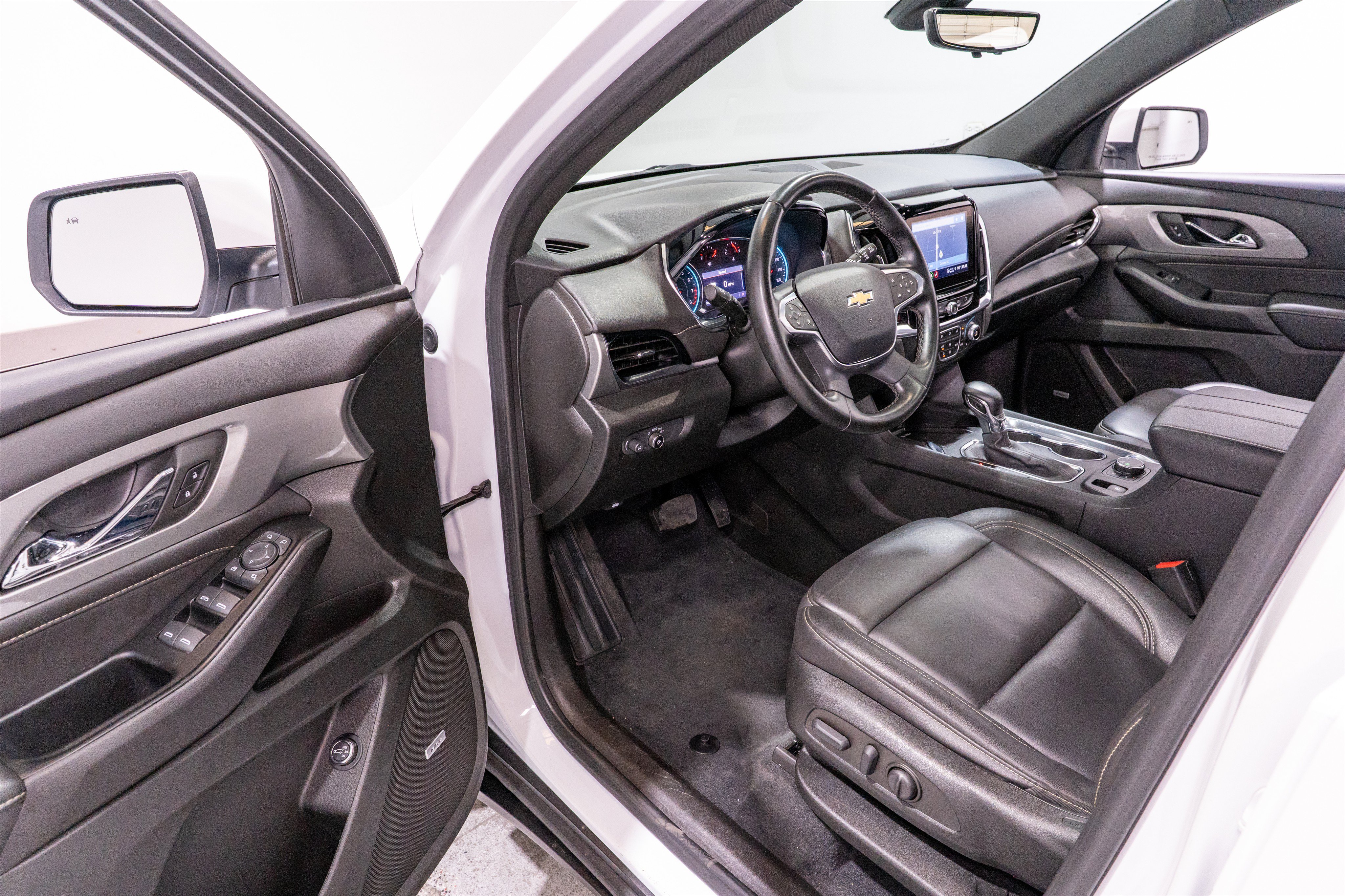 Used 2023 Chevrolet Traverse LT w/ LT Premium Package AWD/4WD image 12