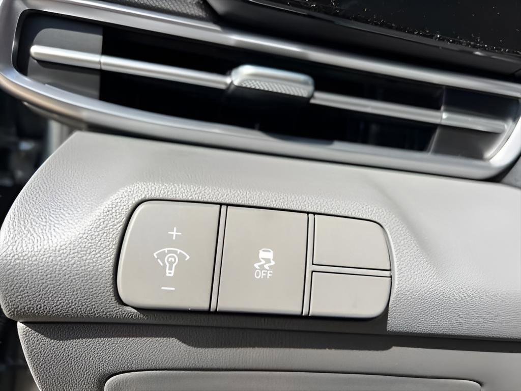 Used 2025 Hyundai Elantra SEL FWD image 26