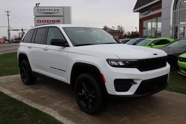 New 2025 Jeep Grand Cherokee Altitude image 3
